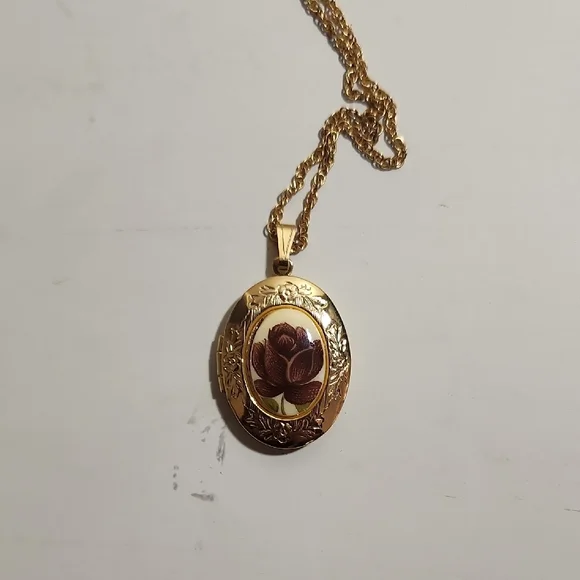 Goldtone Rose Cottagecore Locket Vintage Necklace - Picture 4 of 8